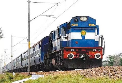 பொன்மலை ரெயில்வே பணிமனையில் பழைய பயணிகள் பெட்டிகளை வாகனம் ஏற்றும் பெட்டியாக மாற்றும் பணி தொடங்கியது