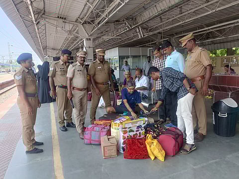 கும்பகோணம் ரெயில் நிலையத்தில்போலீசார் சோதனை