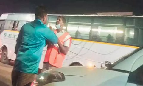 குடிபோதையில் காரை ஓட்டி வந்ததாக மடக்கியதால் போக்குவரத்து போலீசாருடன் வாக்குவாதம் செய்த டிரைவர்