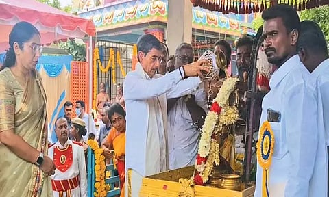 மாதவரத்தில் நாக கன்னிகா பரமேஸ்வரி அம்மன் கோவிலில் கவர்னர் சாமி தரிசனம்