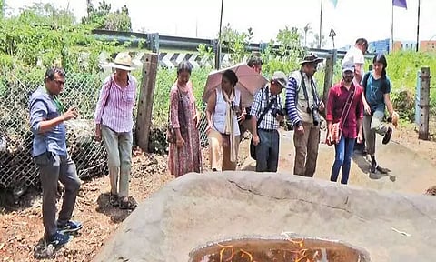 சாலை விரிவாக்க பணியில் இருந்து தப்பிய பூஞ்சேரி பாறைக்குன்று கல்வெட்டை காண சுற்றுலா பயணிகள் ஆர்வம்