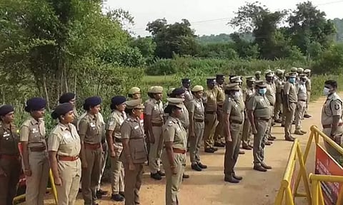 பொதட்டூர்பேட்டை அருகே தனியார் நிலத்தில் புதைக்கப்பட்ட முதியவர் உடல் தோண்டி எடுப்பு