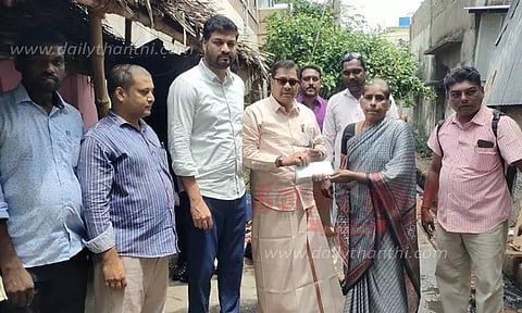 தீ விபத்தில் பாதிக்கப்பட்டவர்களுக்கு நிதிஉதவி