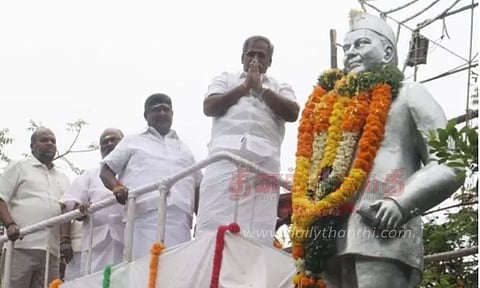 குபேர் சிலைக்கு மாலை அணிவித்து மரியாதை