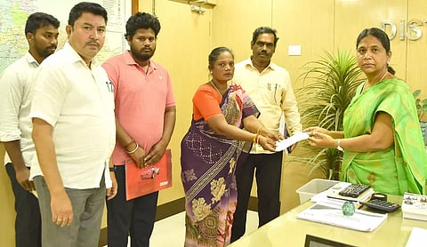 கொரோனா தொற்றால் உயிரிழந்த தூய்மை பணியாளரின் குடும்பத்திற்கு நிவாரண நிதிகுறைதீர்க்கும் கூட்டத்தில் கலெக்டர் சாந்தி வழங்கினார்