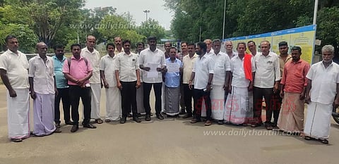 குண்டும், குழியுமான சாலையை சீரமைக்க வேண்டும்