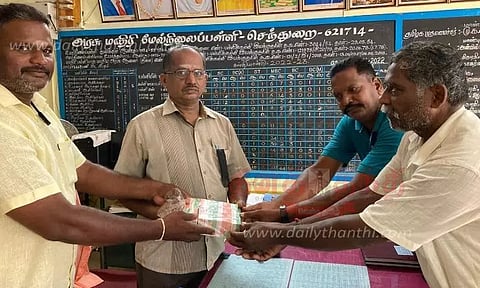 பள்ளி மாணவர்களுக்கு தேசியக்கொடிகள் வழங்கிய முன்னாள் ராணுவ வீரர்கள்