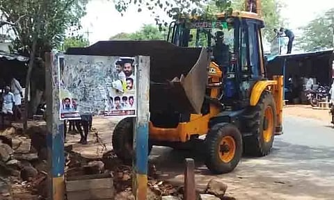 கீழவெளியூரில் ஆக்கிரமிப்புகள் அகற்றம்