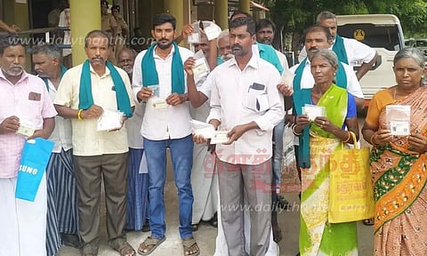 கலெக்டரிடம் அரசு ஆவணங்களை ஒப்படைக்க வந்த விவசாயிகளால் பரபரப்பு