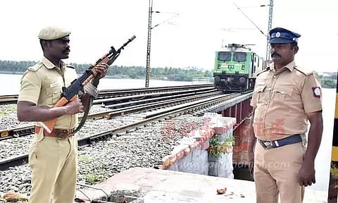 ஈரோடு காவிரி ஆற்று ரெயில்வே பாலத்துக்குதுப்பாக்கி ஏந்திய போலீஸ் பாதுகாப்பு