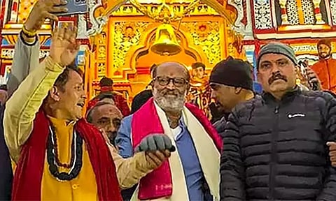 இமயமலையில் ஆன்மிக பயணம்: வியாசர் குகை, பத்ரிநாத் கோவிலில் ரஜினிகாந்த்