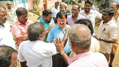 திருவேற்காடு நகராட்சி அலுவலகத்தில் பொதுமக்கள் முற்றுகை போராட்டம் - மழைநீர் கால்வாய் அமைத்து தர வலியுறுத்தல்