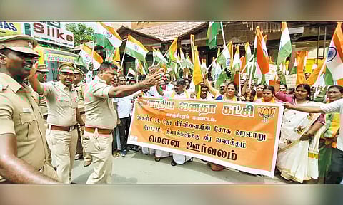 தேசப்பிரிவினை கொடுமைகள் நினைவு நாளையொட்டி பேரணி செல்ல முயன்ற 100-க்கும் மேற்பட்ட பா.ஜ.க.வினர் கைது