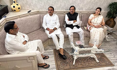 ஜாமீன் கிடைத்து வீடு திரும்பிய நவாப் மாலிக்குடன் அஜித் பவார் அணியினர் சந்திப்பு