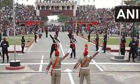 சுதந்திர தினத்தையொட்டி அட்டாரி - வாகா எல்லையில் கொடியிறக்கும் நிகழ்ச்சி கோலாகலம்