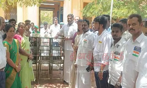 அரசு பள்ளிகளுக்கு ரூ.30 லட்சத்தில் இருக்கைகள் வழங்கும் நிகழ்ச்சி