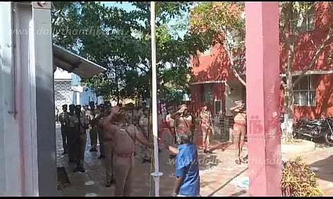 போலீஸ் நிலையத்தில் தேசிய கொடி ஏற்றிய தூய்மை பணியாளர்