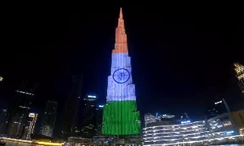 புர்ஜ் கலிபா கட்டிடத்தில் லேசர் ஒளியால் ஜொலித்த இந்திய தேசியக் கொடி