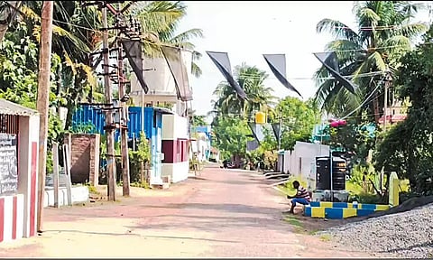 பரந்தூர் விமான நிலையம் அமைக்க எதிர்ப்பு: வீடுகளில் கருப்பு கொடி கட்டி கிராம மக்கள் போராட்டம்