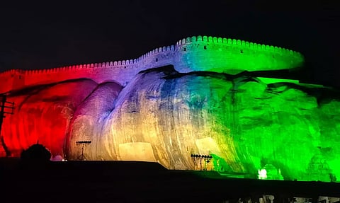 மூவர்ணத்தில் ஜாலித்த திருமயம் மலைக்கோட்டை