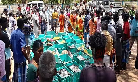 உரிய விலை நிர்ணயம் செய்யக்கோரி மீன்வளத்துறை அலுவலகத்தை முற்றுகையிட்டு மீனவர்கள் ஆர்ப்பாட்டம்