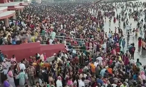 ஆடி அமாவாசை: அக்னி தீர்த்த கடற்கரையில் குவிந்த ஆயிரக்கணக்கான பக்தர்கள்..!