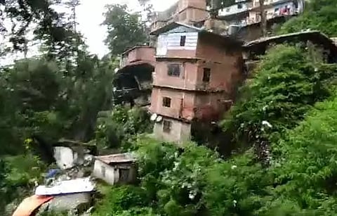 இமாசல பிரதேசத்தில் நிலச்சரிவால் சரிந்து விழும் வீடுகள் மற்றும் அடுக்குமாடி கட்டிடங்கள் - வீடியோ
