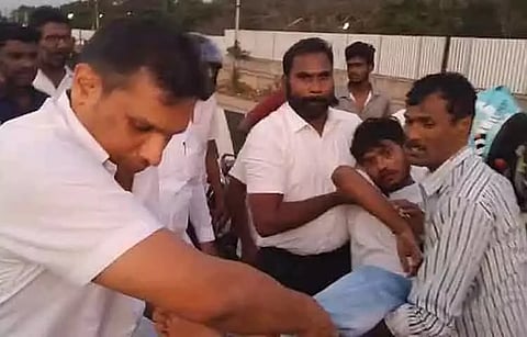 விபத்தில் சிக்கிய இளைஞரை மீட்டு தனது காரில் மருத்துவமனைக்கு அனுப்பி வைத்த திமுக எம்.பி. ஆ.ராசா