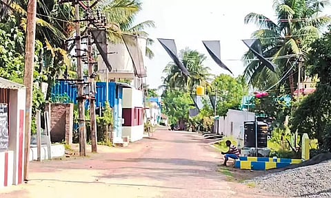 பரந்தூர் விமான நிலையம் அமைக்க எதிர்ப்பு வீடுகளில் கருப்பு கொடி கட்டி கிராம மக்கள் போராட்டம்