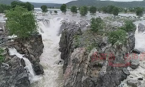நீர்வரத்து அதிகரிப்பு; ஒகேனக்கலில் பரிசல் இயக்க தடை
