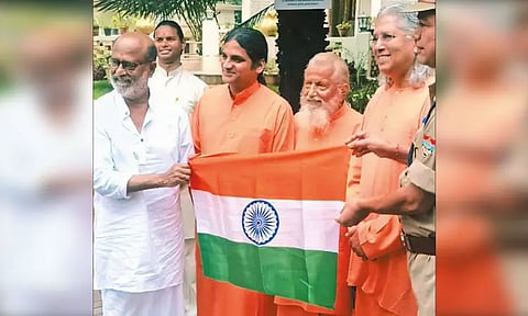 சுதந்திரதின கொண்டாட்டம்... ஆசிரமத்தில் தேசியக்கொடி ஏந்திய ரஜினி