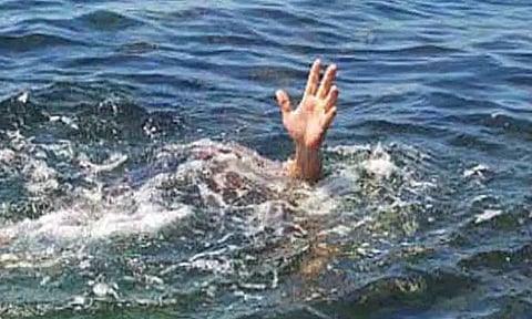 பழவேற்காடு கடலில் படகு கவிழ்ந்து மீனவர் பலி