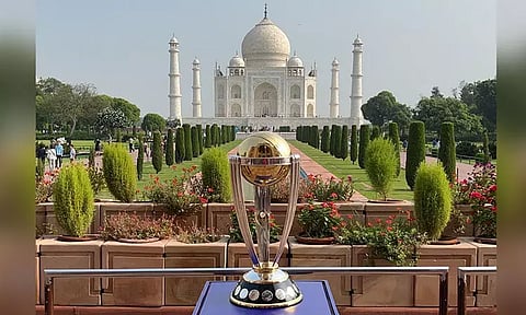 தாஜ்மஹால் வளாகத்தில் காட்சிப்படுத்தப்பட்டுள்ள உலகக்கோப்பை..!