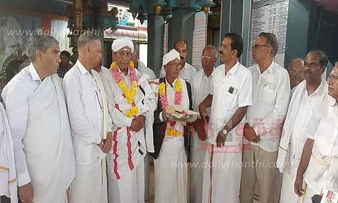 பச்சை தேயிலைக்கு குறைந்தபட்ச விலை நிர்ணயம் வேண்டி ஊட்டி மாரியம்மன் கோவிலில் மனு கொடுத்து தொழிலாளர்கள் நூதன வழிபாடு