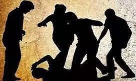 மும்பை ரெயில் நிலையத்தில் சிறுமியை கடத்திய சிறுவன் மீது கொடூர தாக்குதல்; சமூக வலைதளத்தில் வீடியோ பரவியதால் பரபரப்பு