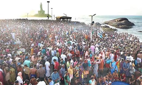 ஆடி அமாவாசையையொட்டிகன்னியாகுமரியில் குவிந்த பக்தர்கள்