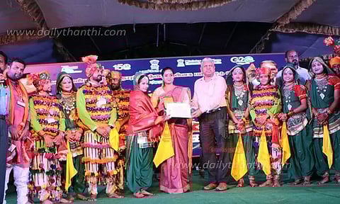 கலைஞர்களுக்கு சான்றிதழ் வழங்கி பாராட்டு