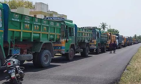 டிப்பர் லாரி உரிமையாளர்கள் காலவரையற்ற வேலை நிறுத்தம்