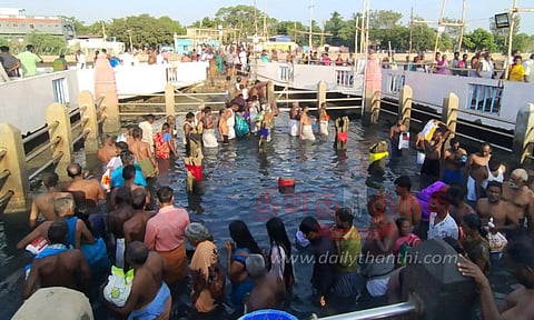 தேவிபட்டினம் கடலில் புனித நீராடிய பக்தர்கள்