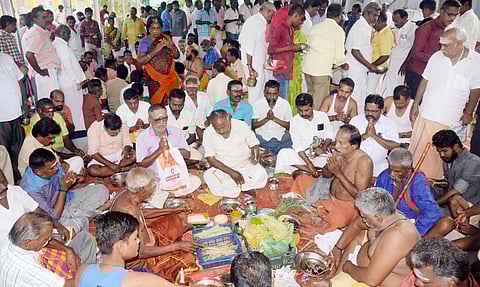 முன்னோர்களுக்கு தர்ப்பணம் கொடுத்த பொதுமக்கள்