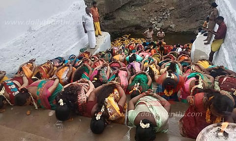 குழந்தை வரம் வேண்டி மண்சோறு சாப்பிட்ட பெண்கள்