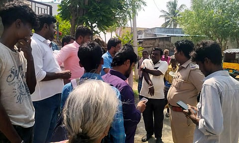 8 கிராமமக்கள் சாலை மறியல் செய்ய முயற்சி