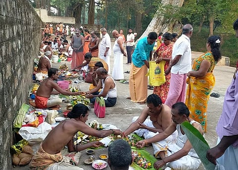 சுருளி அருவியில் பக்தர்கள் புனித நீராடி முன்னோர்களுக்கு தர்ப்பணம்