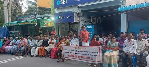 கனரக வாகனம் இயக்க எதிர்ப்பு தெரிவித்து பொதுமக்கள் ஆர்ப்பாட்டம்