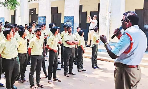 ஓட்டுனர் உரிமம் இல்லாமல் பைக் ஓட்டினால் பள்ளி மாணவர்களின் பெற்றோருக்கு தண்டனை