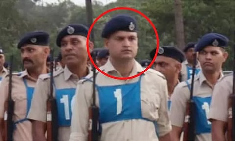 ஓடும் ரெயிலில் பயணிகள் உள்பட 4 பேரை சுட்டுக்கொன்ற ரெயில்வே காவலர் பணி நீக்கம்