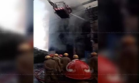 டெல்லி ரசாயன தொழிற்சாலையில் பயங்கர தீ; 6 தீயணைப்பு வீரர்கள் காயம்