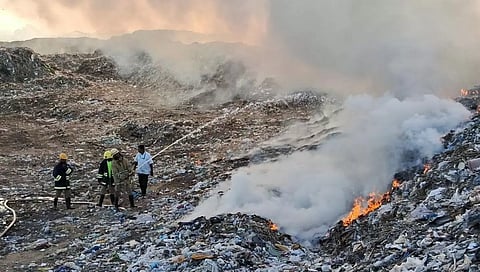 குப்பைக்கிடங்கில் இருந்து வெளியேறிய புகைமூட்டத்தால் மக்கள் அவதி