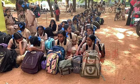 அரசு பள்ளியில் மாணவிகள், பெற்றோர்கள் உள்ளிருப்பு போராட்டம்