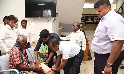 மாற்றுத்திறனாளிகளுக்கு செயற்கை கால்கள் வழங்கல்